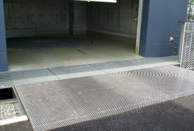 二相ステンレス鋼すべらんなーの用途例:ステップ